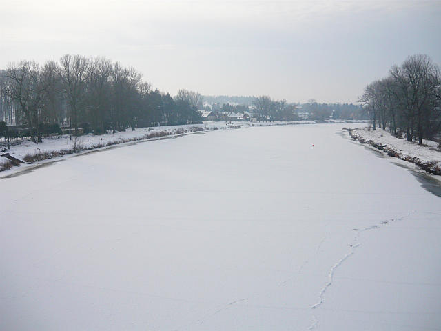 Zamrzlé Labe - pohled z můstku směrem na Toušeň - leden 2009